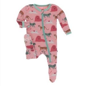 Print Footie with Zipper in Strawberry Big Cats (2T)